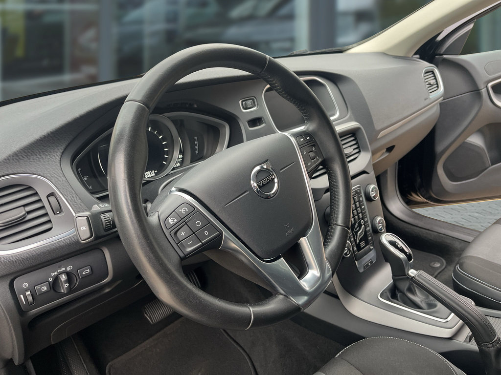 VOLVO V40 T3 1.5 Momentum 40 VOLVO V40 T3 1.5 Momentum 40
