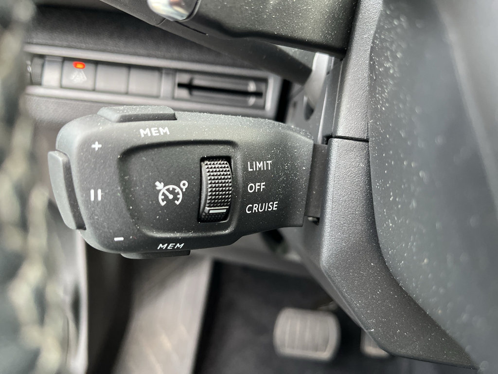 PEUGEOT 5008 1.2 PureTech 130 Allure Pack 7-Sitze, LED