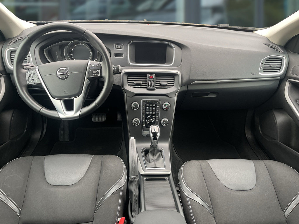 VOLVO V40 T3 1.5 Momentum 40 VOLVO V40 T3 1.5 Momentum 40