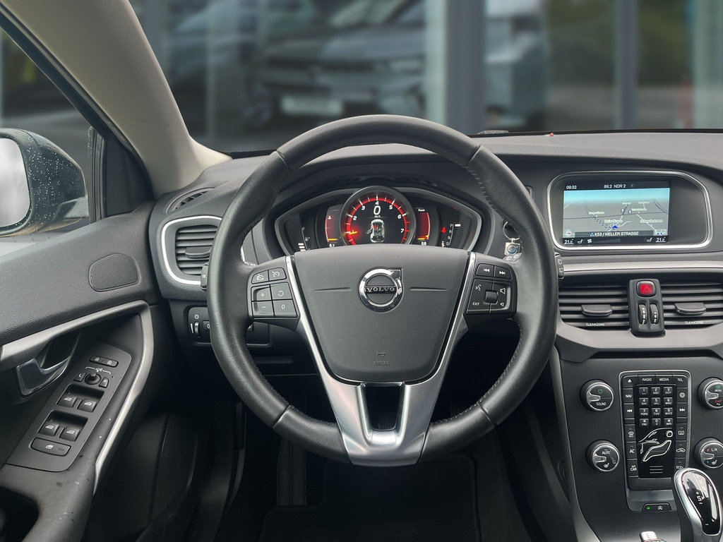 VOLVO V40 T3 1.5 Momentum 40 VOLVO V40 T3 1.5 Momentum 40