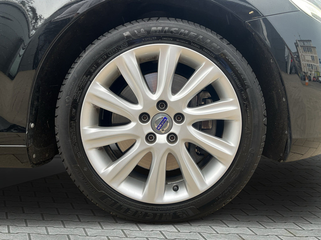VOLVO V40 T3 1.5 Momentum 40 VOLVO V40 T3 1.5 Momentum 40