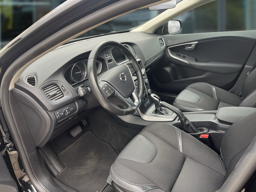 VOLVO V40 T3 1.5 Momentum 40 VOLVO V40 T3 1.5 Momentum 40
