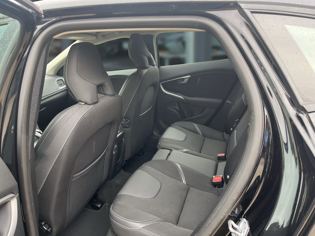 VOLVO V40 T3 1.5 Momentum 40 VOLVO V40 T3 1.5 Momentum 40
