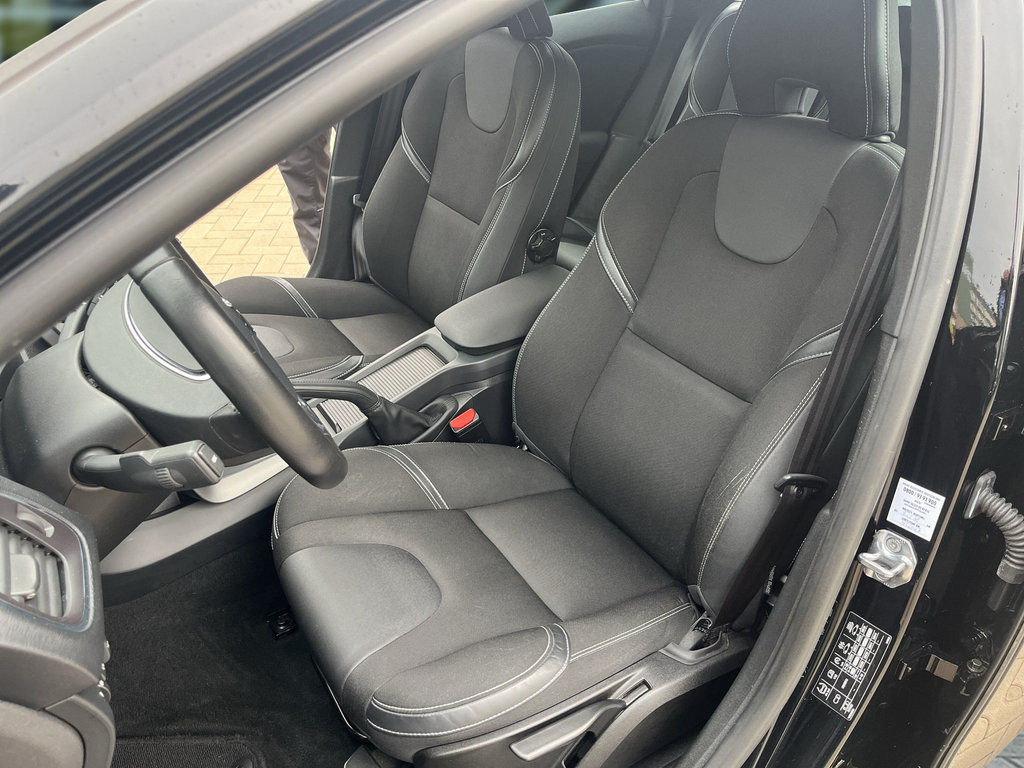VOLVO V40 T3 1.5 Momentum 40 VOLVO V40 T3 1.5 Momentum 40