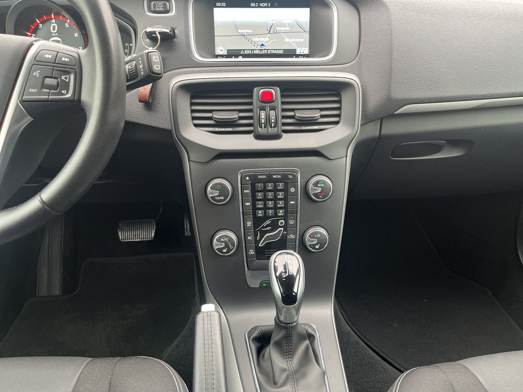 VOLVO V40 T3 1.5 Momentum 40 VOLVO V40 T3 1.5 Momentum 40