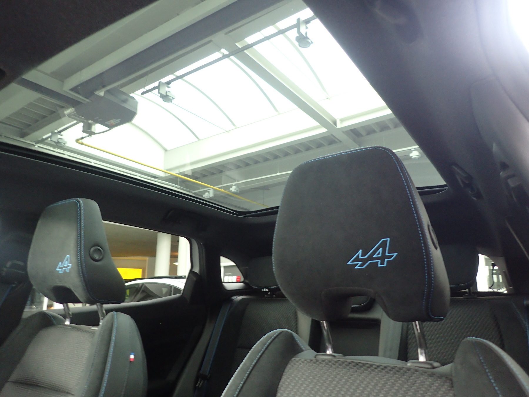 RENAULT Austral Iconic Esprit Alpine E-Tech Full Hybrid RENAULT Austral Iconic Esprit Alpine E-Tech Full Hybrid