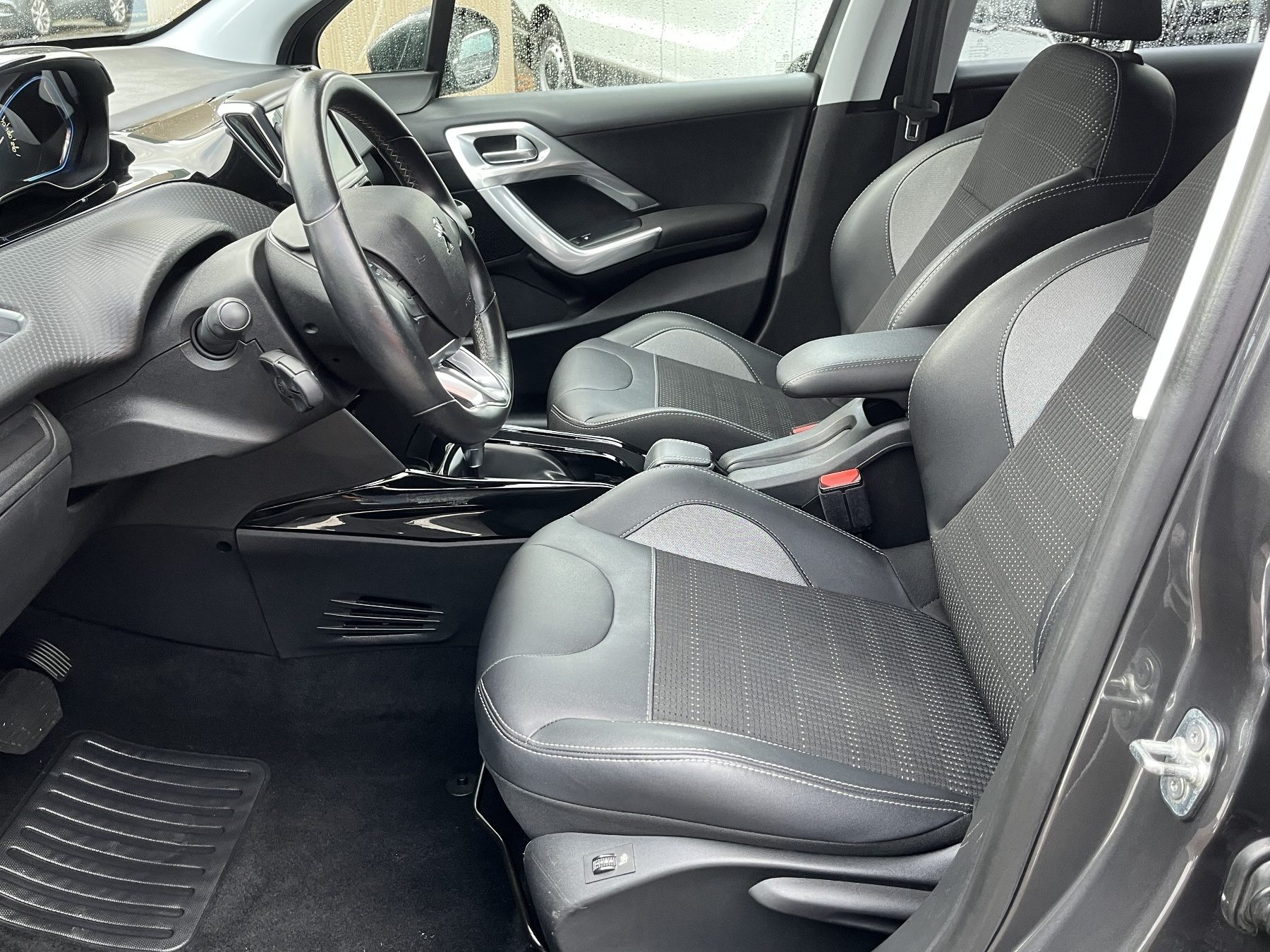 PEUGEOT 3008 1.2 PureTech 130 Allure Sicht-Paket PEUGEOT 3008 1.2 PureTech 130 Allure Sicht-Paket