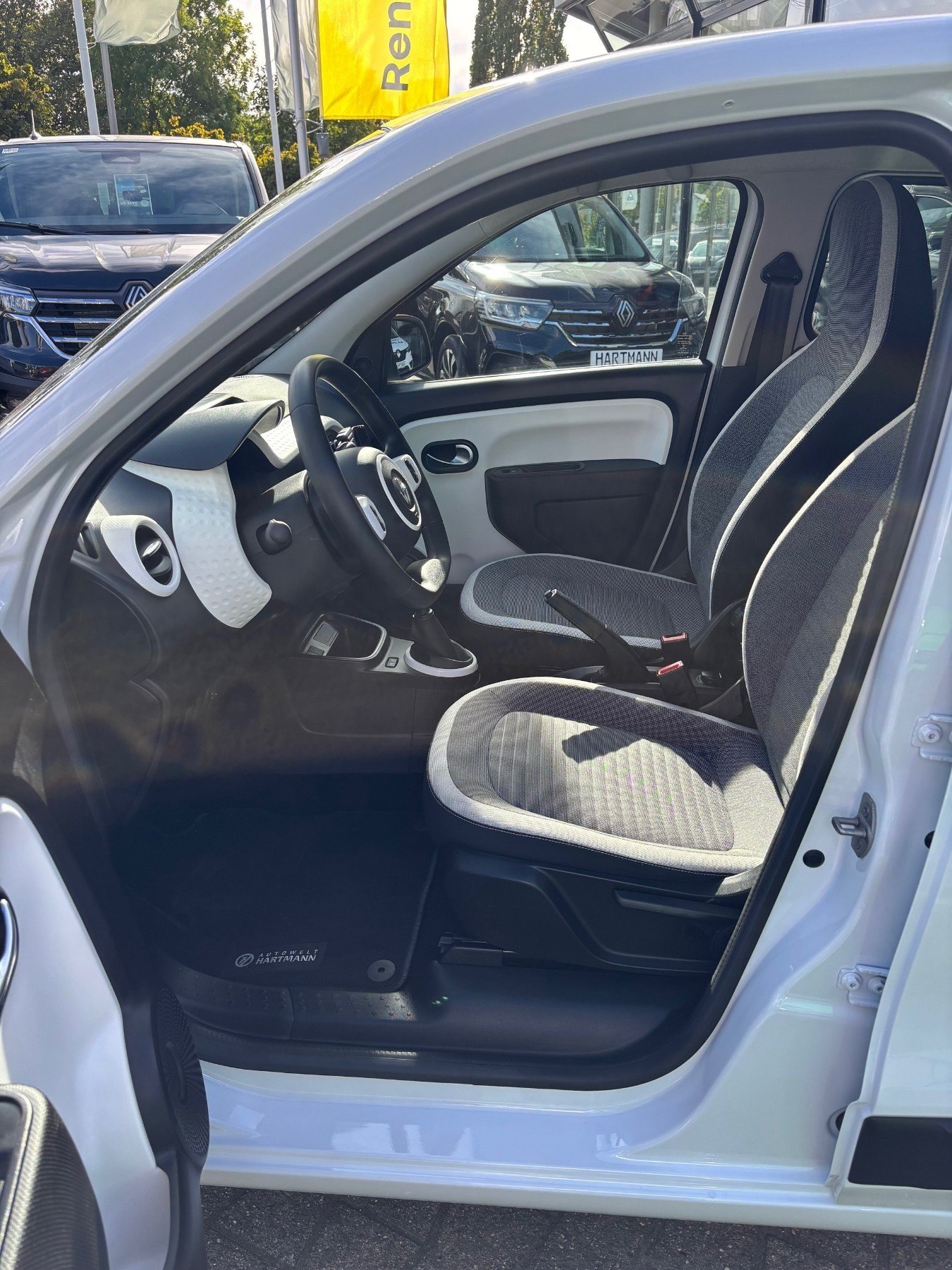 RENAULT Twingo LIMITED SCe 75 Start & Stop Klima+Radio RENAULT Twingo LIMITED SCe 75 Start & Stop Klima+Radio