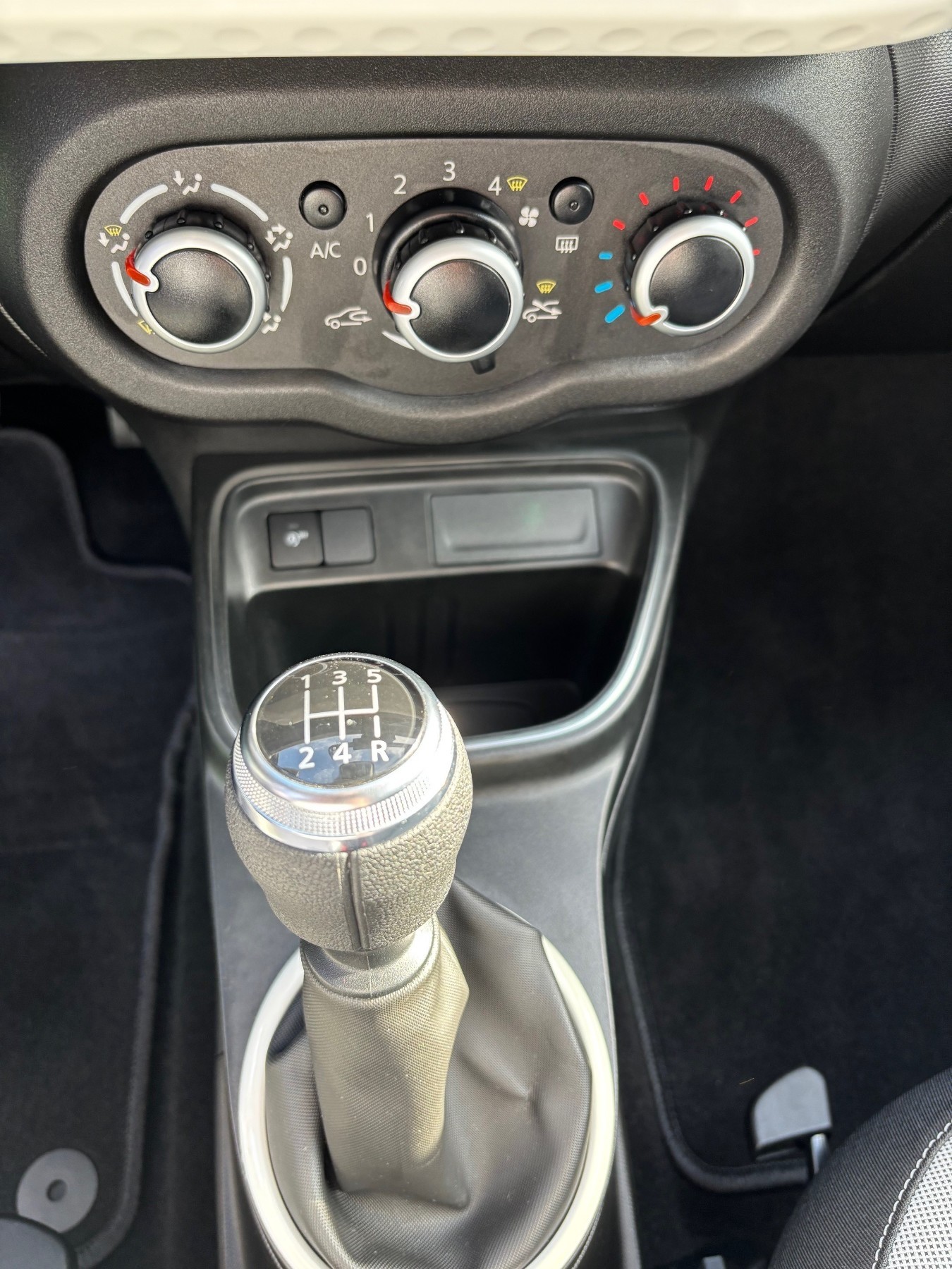 RENAULT Twingo LIMITED SCe 75 Start & Stop Klima+Radio RENAULT Twingo LIMITED SCe 75 Start & Stop Klima+Radio