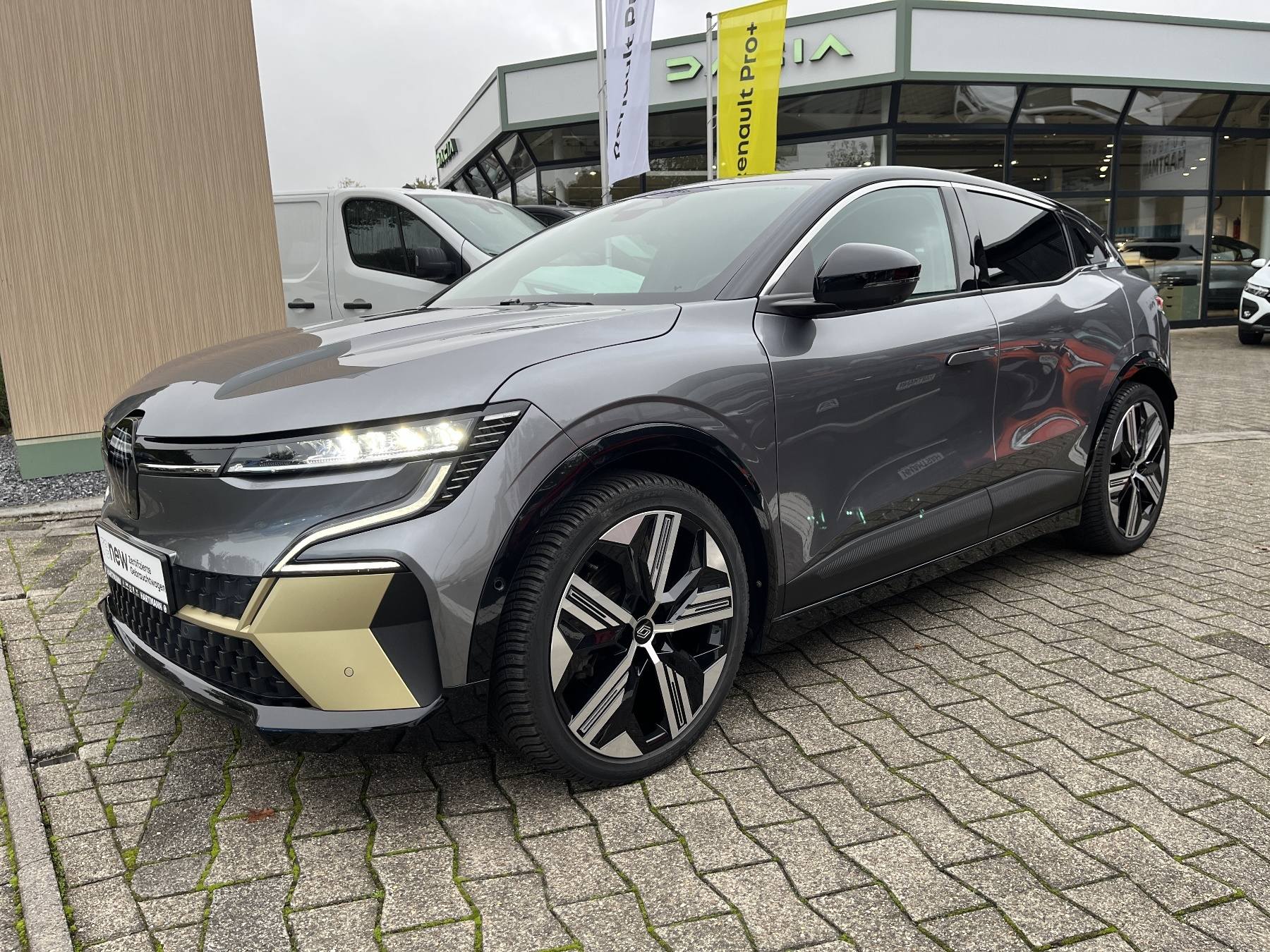 RENAULT Megane E-TECH ICONIC EV60 220hp Harman-Kardon RENAULT Megane E-TECH ICONIC EV60 220hp Harman-Kardon