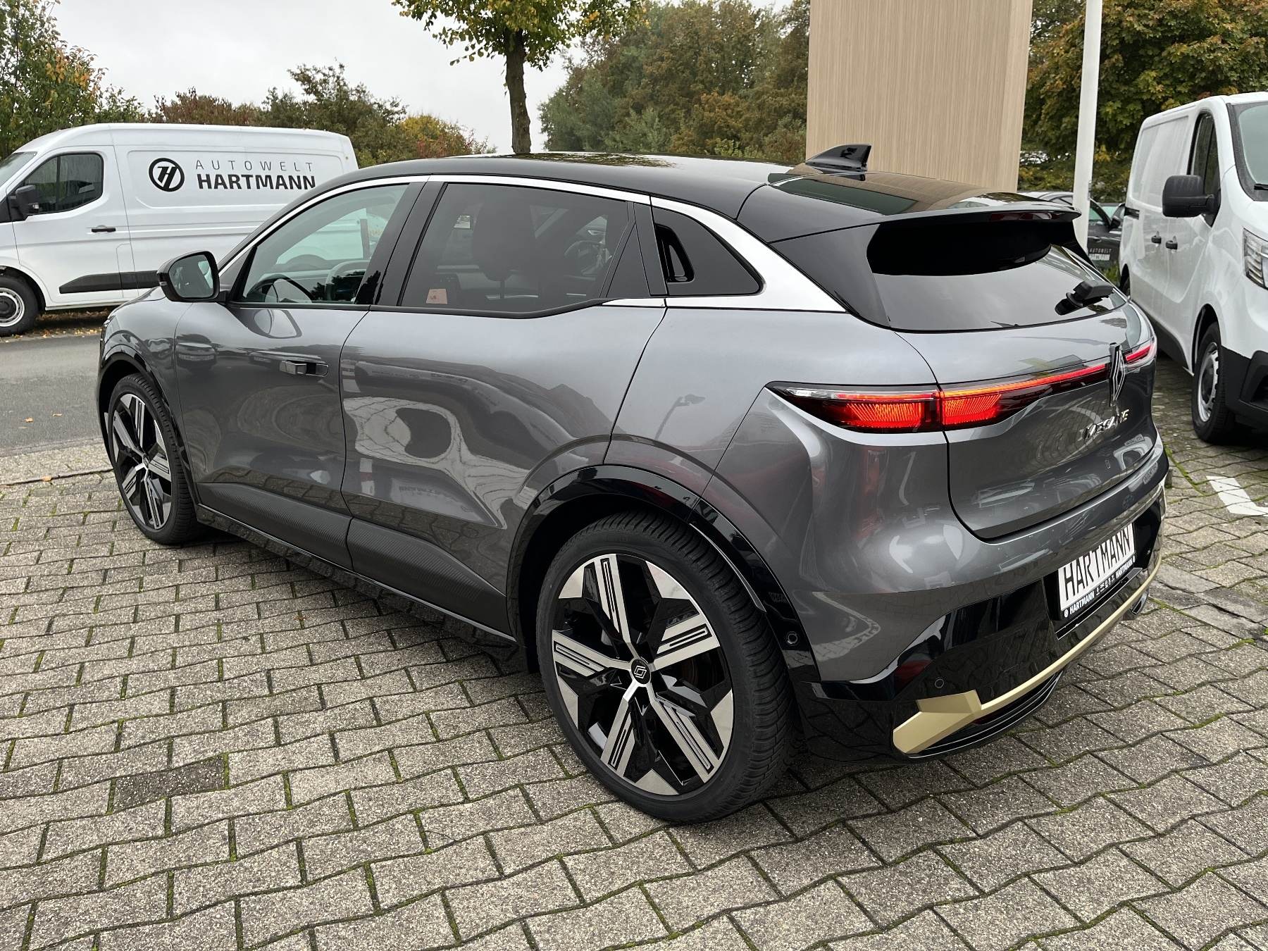 RENAULT Megane E-TECH ICONIC EV60 220hp Harman-Kardon RENAULT Megane E-TECH ICONIC EV60 220hp Harman-Kardon