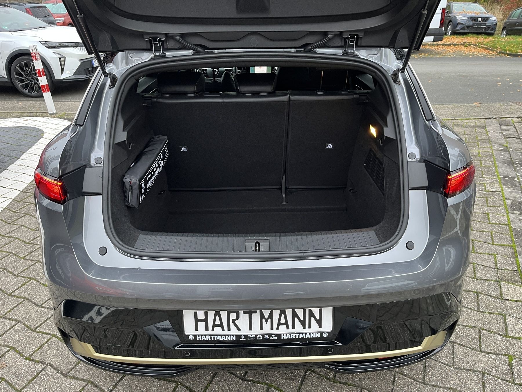 RENAULT Megane E-TECH ICONIC EV60 220hp Harman-Kardon RENAULT Megane E-TECH ICONIC EV60 220hp Harman-Kardon